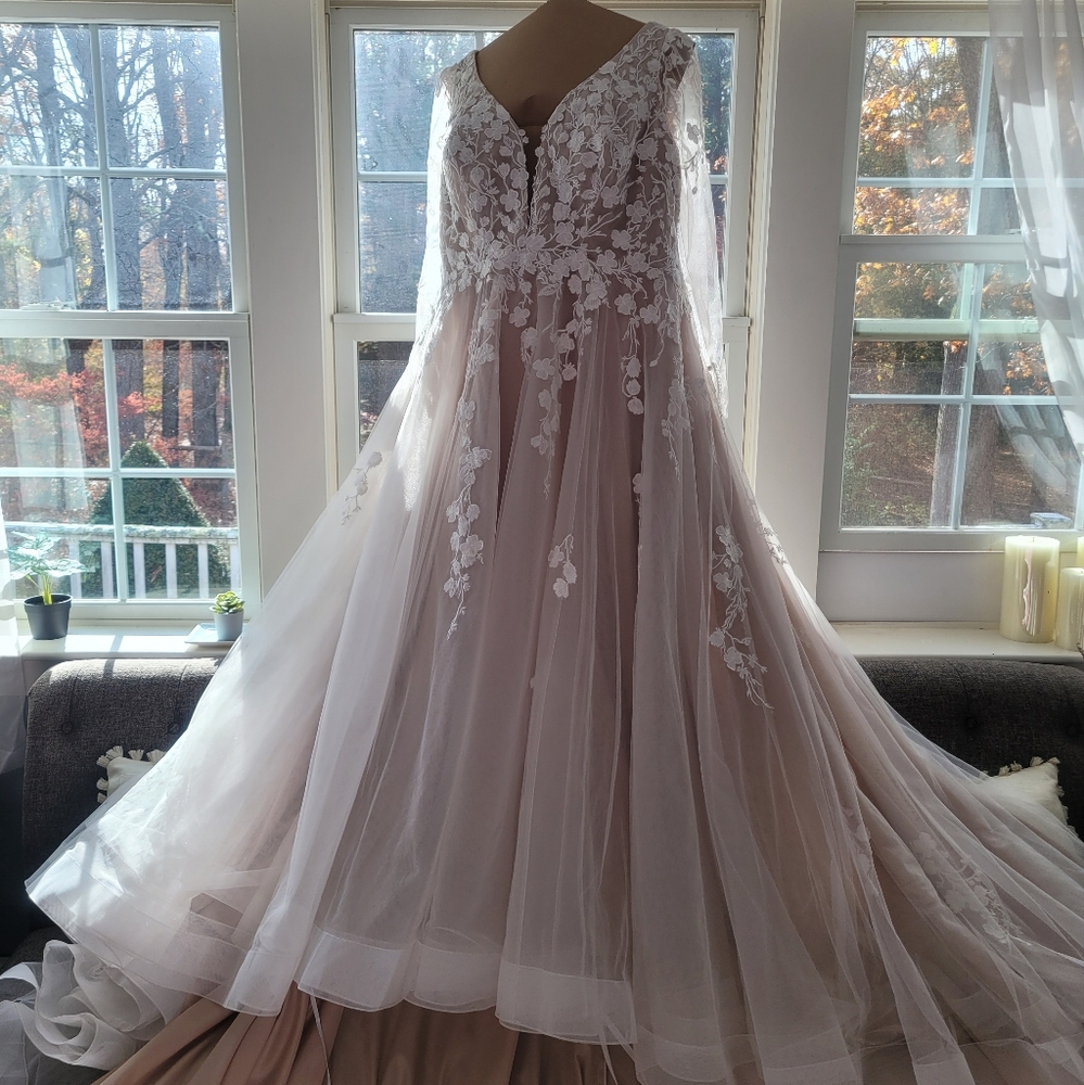 Elegant Lace Wedding Dress - Picture 2 of 3